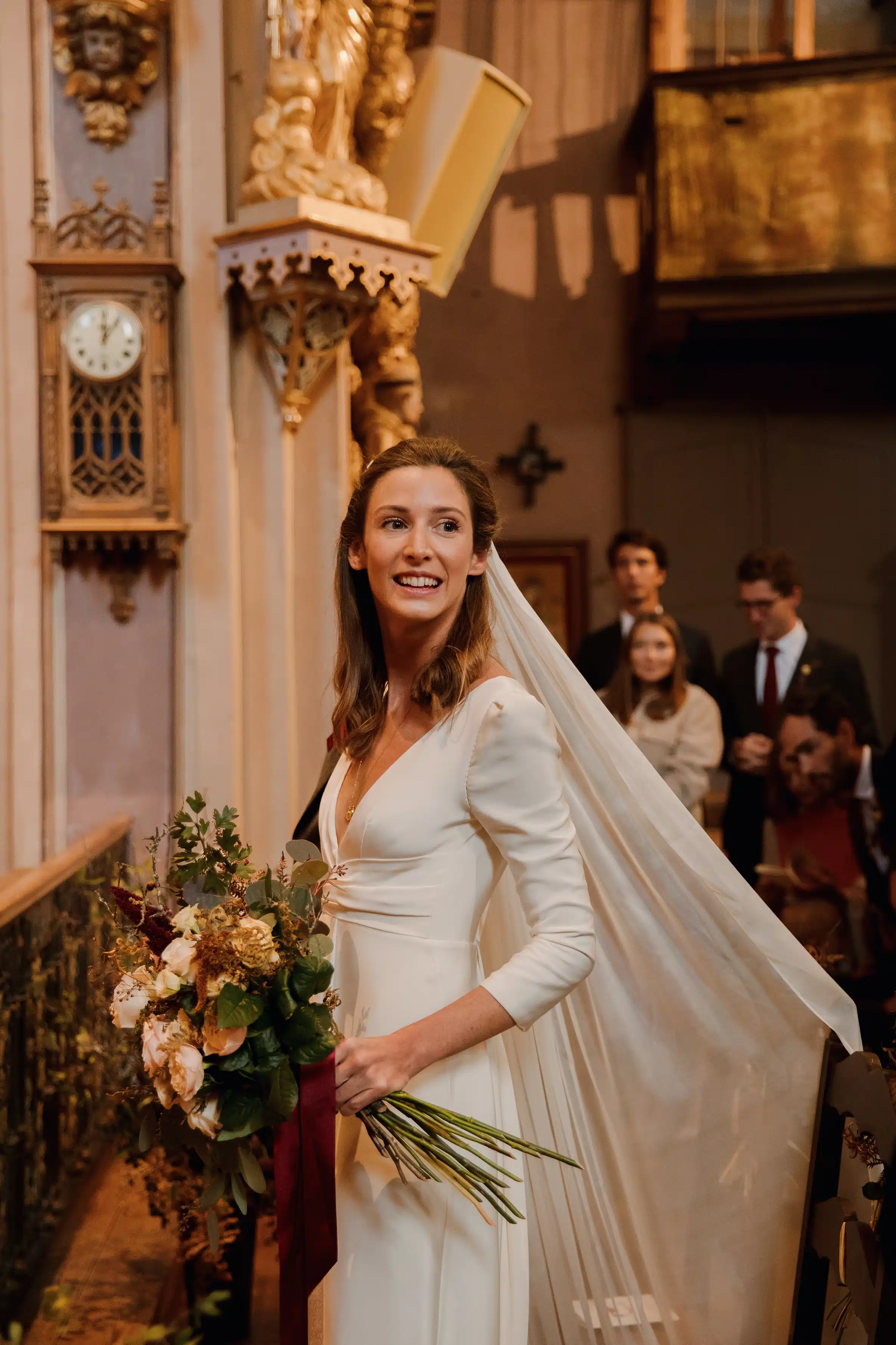 inspirations mariées rayonnantes - une mariée à l'église